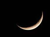 Když Měsíc připomíná svým tvarem písmeno D, říkáme o něm, že dorůstá. Fotografováno v Praze na Vítkově 26. ledna 2012. Stáří Měsíce 2,64 dní.