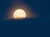 Měsíc v úplňku se nad nad lesem u osady Jizerka v Jizerských horách. Fotografováno 23. září 2010 krátce po 19. hodině.