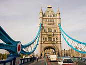 Tower Bridge je zvedací most v Londýně nad řekou Temží. 