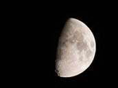 Na rozhraní světla a stínu je ve spodní části patrný kráter Clavius. Dorůstající Měsíc, fáze 49%, stáří 8,02 dní. Fotografováno v Praze 10 - Strašnicích, 1. února 2012. 