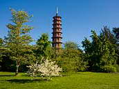 Čínská pagoda v Královských botanických zahradách (Royal Botanic Gardens) v Londýně, duben 2009.