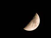 Dorůstající Měsíc, fáze 39%, stáří 6,64 dní. Fotografováno v Praze 10 - Strašnicích, 30. ledna 2012. 